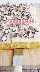 94/100 NEM påskekage med citronglasur - den er så svampet!😍🐣 Jeg skulle til generalforsamling i mandags og jeg bagte denne kage. Den blev taget rigtig godt imod. Kagen her er nem at have med og den kan fint holde 4 dage i lufttæt beholder på køkkenbordet - så den er nem at bage i forvejen ❤️ Jeg håber, at du vil prøve den 🍋😍 16 personer 375 g smør 300 ml sødmælk 375 g sukker 375 g mel 4 tsk bagepulver 3 æg 2 spsk mandelessens brug gerne den fra dr. Oetker (ikke reklame – blot en anbefaling) 