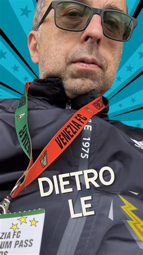 Momenti di panico sportivo in redazione: il nostro Riccardo Musacco, inviato per Diretta Sport24, ha appena scoperto di essere stato diffidato dalla Questura di Padova come… giornalista ultras! 🚫⚽️ Il tutto per aver “esagerato” un po’ nel sostenere il Venezia. Telefonata concitata, spiegazioni, agitazione, giustificazioni… fino alla rivelazione finale: 👉 era tutto uno scherzo organizzato da Alberto Gottardo con la collaborazione di Valeria Marcato, che ringraziamo per essersi prestata. Il pove