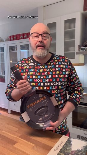Mainos / saatu PR-tuote @fiskars Kaikkien uusien Fiskars keitto- ja paistoastoiden pinnoitteet ovat nyt 100% muovittomia ja PFAS-vapaita. Poistamalla PFAS-yhdisteet keitto- ja paistoastioistaan Fiskars tekee vastuullisen valinnan ympäristön ja kuluttajien hyvinvoinnin puolesta. Uudessa Ceratec™ Superior -keraamisessa pinnoitteessa, joka on käytössä Hard Face -sarjassa, ei ole lainkaan muovia tai PFAS-yhdisteitä. Pinnoite ei myöskään vapauta mikromuoveja, vaikka pinta naarmuuntuisi, mikä tekee ru