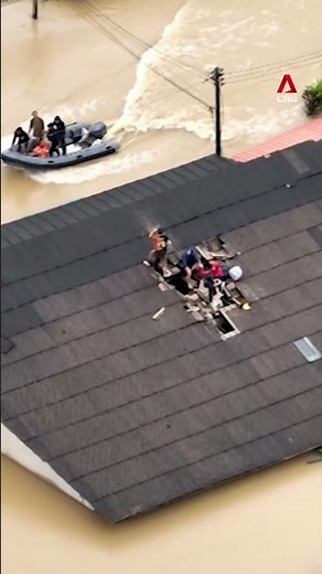 Hat Yai flood: Thai family smashes through roof to escape ravaging waters