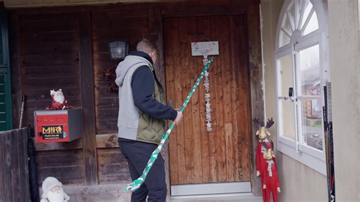 5.1K views · 172 reactions | Le HC Bienne réalise les souhaits  Diese Woche ging der Wunsch von Juna in Erfüllung!  #ehcb #christmas #rougetjaune #icicestbienne | EHC Biel-Bienne | Facebook