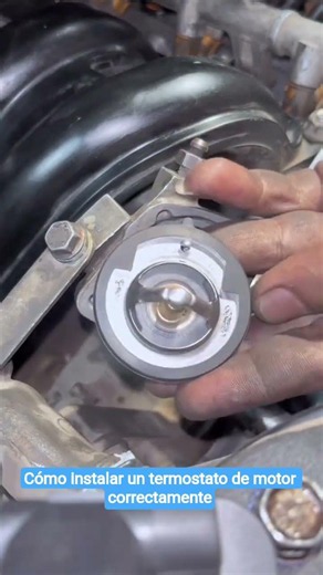 Cómo instalar un termostato de motor correctamente