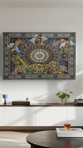 Arte Oaxaca Mio on Instagram: "Esta obra transforma una alfombra tradicional en un campo de experimentación contemporánea. La intervención con lápices de cera en múltiples colores introduce figuras fantasmales y gestos orgánicos que dialogan con el patrón geométrico original, creando una tensión entre lo ornamental y lo narrativo. El resultado es una pieza híbrida donde lo doméstico se vuelve simbólico y el dibujo irrumpe como acto de memoria, juego y subversión visual. #artetextil #artemoderno