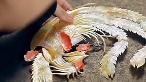 38K views · 66 reactions | La scultura con conchiglie è un mestiere antico. Con un’ampia varietà, le conchiglie hanno bellissimi colori, lucentezza e venature che la natura concede. Il mestiere consiste nell’utilizzare conchiglie per realizzare oggetti artigianali attraverso i processi di taglio, molatura, lucidatura, ammucchiamento e incollaggio. “via Kuaishou” | Radio Cina Internazionale | Facebook