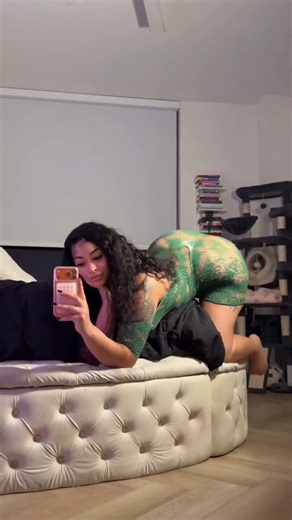 “Watch Her Own the Stage with These Smooth Moves!”