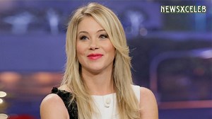 Christina Applegate makes a rare and emotional public appearance at the Married With Children reunion, and the moment is touching fans around the world. This isn’t just a TV reunion — it’s a powerful reminder of resilience, courage, and what it truly means to show up despite life-changing challenges. Best known as Kelly Bundy, Christina Applegate grew up in front of millions of viewers and became a television icon. But behind the laughter and nostalgia, she has faced serious health battles, incl