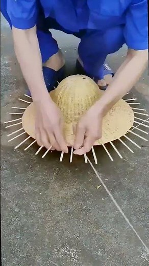 The process of weaving a straw hat