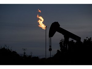 Oil Declines After US Report Shows Surprising Stockpile Build