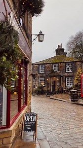Step into a Christmas postcard in charming Haworth, West Yorkshire ✨🎄 With festive wreaths, twinkling lights, and cobbled streets, this village is pure holiday magic! Thank you @a_bavarian_in_britain for this beautiful reel💝 | We LOVE England