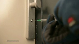 Noua metodă de spargere care a băgat spaima în proprietarii de apartamente. Hoții folosesc mai nou acid azotic