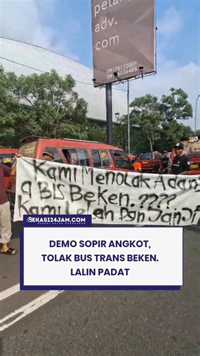 Sejumlah sopir angkot menolak peluncuran Bus Beken di depan Stadion Patriot Candrabhaga, Selasa (10/2/2026) pagi. Aksi tersebut berlangsung bersamaan dengan uji coba rute Trans Bekasi Keren Koridor 1 yang digelar Dinas Perhubungan Kota Bekasi. Uji coba ini melayani rute Halte Harapan Indah–Terminal Bekasi (PP). Meski tarifnya masih gratis hingga batas waktu yang belum ditentukan, penumpang tetap diwajibkan melakukan tap in menggunakan kartu elektronik sebagai bagian dari sistem pencatatan perjal