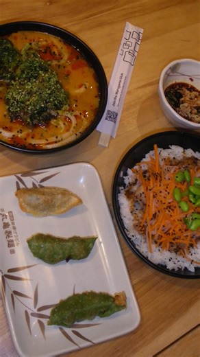 Are you ready for the ultimate day out at Outlet Shopping at The O2? 📸 Start off by trying new clothes from Tommy Hilfiger, refuelling at Marugame Udon, then finish the day with some fun games for the family at Hollywood Bowl. 🎳 Who are you taking with you? 👇 | The O2