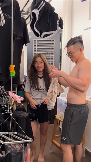 Kenzo Lim Hin Eng on Instagram: "这是昨天的视频（下集）📹 因为没上班 💼 所以才能拍这么多 😅 有些人第一次看我视频 👀 就急着给我贴标签 说我吃软饭 🍚 说我没工作 💼❌ 说老婆才是赚钱的那个 💰👩‍🦰 还一脸羡慕我当家庭主夫 🤣 更夸张的是 🤦‍♂️ 有人直接说我在演戏 🎭 那我只想送你一句话： 你来演。😏 我看你能撑多久 ⏳ 这种“戏” 不用台词、不用导演、 每天准时上演。 我已经演了 7️⃣ / 8️⃣ 年。🤣 This is yesterday’s video (Part 2) 📹 Because I didn’t go to work 💼 That’s why I could film so much 😅 Some people, the moment they see my videos for the first time 👀 Rush to label me Saying I live off my wife 🍚 Saying I don’t work 💼❌ Saying my wife is