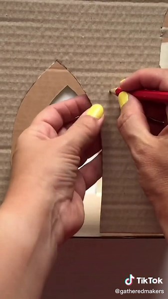 Learn how to build a cardboard castle for little kings and queens to play with 🏰 #kidscraftideas #kidscraftstagram #cardboardcrafts #kidscraftbox