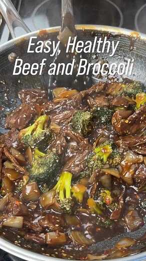 My Beef and Broccoli is PACKED with flavour, high protein and lower in calories! Make it easily in 20 minutes!👇🏼 - Ingredients: • 2 tsp sesame oil • 1 tbsp minced garlic • 1 tbsp minced ginger • 300g lean beef, sliced (I use flank steak, ground beef works too) • 4 cups broccoli • 1 onion, chopped • 1/3 cup low sodium soy sauce • 1/3 cup water (or any broth) • 3 tbsp any sweetener (I use stevia brown sugar) • 2 tsp corn starch 2 tbsp water (arrow root starch works too) • optional: sesame seeds 