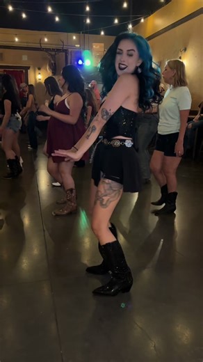 Flatliner brings so much good energy to the floor and always makes me so happy 🤩 Dance: Flatliner Song: Flatliner x Cole Swindell, Dierks Bentley #sandiegolinedance #sandiegolinedancers #sandiegolinedancing #sandiegolinedancer #countrybar #gothcountry #gothcountrygirl #yallternative #gothlinedancer #gothlinedance