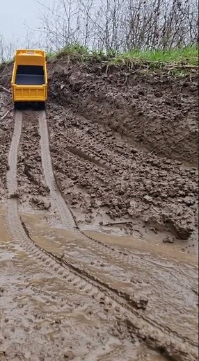 RC Dump Truck Mud Climb –Full Traction Test on a Steep Slope #rcconstruction #dumptruck #automobile