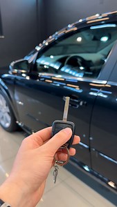 Vectra Elite 2.0 8v Flex Preto Carbon Flash 2011 com 19 mil quilômetros! ✅Revisões na concessionária, última realizada em 8 de outubro de 2025 ✅4 pneus novos ✅Pneu do estepe original sem uso ✅Escapamento original ✅Conjunto óptico original ✅Todos os vidros originais com logo GM ✅Manual, livretos e chaves originais ✅Calotinhas dos parafusos das rodas originais ✅Interna muito conservada ✅Revestimento do volante sem detalhes ✅Forro do teto original sem manchas ✅Ar-condicionado digital revisado ✅Pint