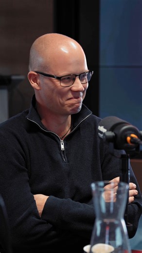 🎵 Halloo… daor zien weej wer! 🎵 Sezoen zes stöt online en dat betaekent már ieën ding.. LUUSTERE! Ien dees derde áflevering gón weej ‘t gesprek án ovver ‘t lied van d’n haas! Dit doēn weej namelek mit niemes ânders as Sija Mooren. Zeej is al van jòngs áf án òp de buun te viende beej de Piëlhaas en het alles mitgemákt van KLF wies ‘t LVK! Nevve ur hebbe weej Mark Weijs zitte, vurzitter van kemissie liedje. Iemes den betròkke is beej alle muzekale ivvenemente van begin wies aend. Dat kleenkt as