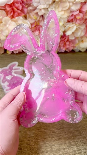 Frühlingshauch 🌸 Zartes Rosa, feine Details und ein Hauch von Glanz – perfekt als dekoratives Highlight im Frühling oder als kleine Geschenkidee zu Ostern. Würdest du es selbst behalten – oder verschenken? #dekoidee #fruehlingsdeko #ostergeschenk #besonderesgeschenk #wohnaccessoire