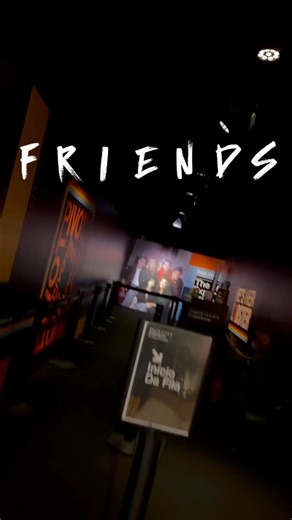 SANA - Maior Evento Geek do N/NE on Instagram: "Atenção, fãs de Friends! A The FRIENDS™️ Experience está entrando em sua reta final e você não vai querer ser o único a ficar de fora, né? 😱 O time do Sana já conferiu de perto e garante: a nostalgia bate forte! Mas corre, porque essa imersão incrível no universo da série fica no RioMar Fortaleza somente até o dia 28 de dezembro de 2025. É a sua última oportunidade de tirar aquela foto no sofá laranja e viver momentos inesquecíveis antes que acabe