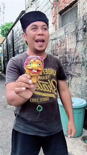 Hilarious and crazy video @suciptomartinreal / installing ondel-ondel heads #shorts