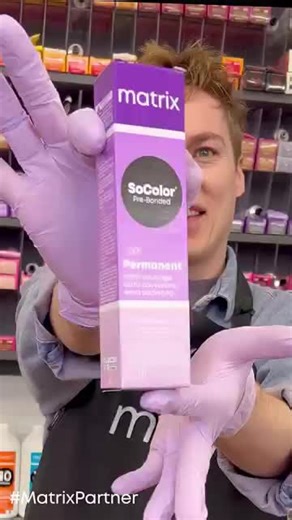 ✨ Culoare intensă, acoperire sigură. Matrix SoColor oferă un rezultat uniform și profund, cu acoperire eficientă a firelor albe. Formula profesională susține un ton natural, echilibrat și de lungă durată. 💛