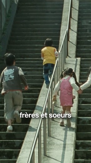 Ce film c'est une histoire vraie qui m’a brisé le cœur en mille morceaux, mais m’a aussi ouvert les yeux et inspiré comme peu de films en sont capables. Avec une réalisation qui se rapproche du documentaire, au plus près des émotions et du quotidien des personnages, on aurait envie de rentrer dans l’écran pour serrer ses enfants dans nos bras. À voir et à posséder dans sa bibliothèque à tout jamais : Nobody Knows de Kore-eda. @arpselection | Geekmethat
