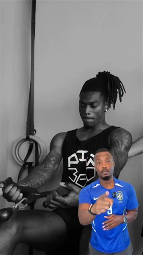 Les 6 chaînes musculaires selon Thomas Myers 👉 Superficial Back Line : puissance et explosivité 👉 Superficial Front Line : contrôle et posture 👉 Lateral Line : stabilité et changements de direction 👉 Spiral Line : coordination et rotations 👉 Arm Lines : équilibre et efficacité gestuelle 👉 Deep Front Line : gainage et transfert de force Tout part du fascia plantaire, base du mouvement. La mobilité de cheville détermine la qualité des appuis. Les ischios libèrent la chaîne postérieure. Le ga