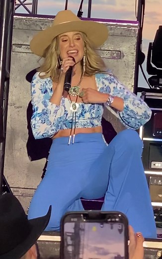 Lainey Wilson: Wait in the Truck Singer Shines in Amazing Show!