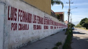 Actúan contra pinta de bardas con nombres de aspirantes a candidaturas en Torreón; lo consideran grafiti
