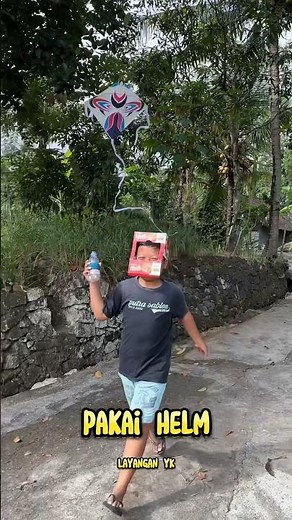 Main Layangan Pakai Helm Ninja