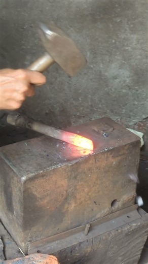 "Blacksmith's Forging Technique – Master Splits Red-Hot Metal with Axe & Hammer!"