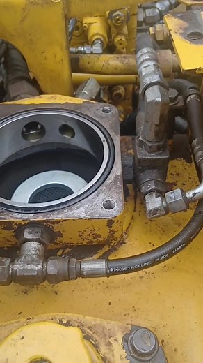 #viralpost2025 #fbreels Installing return filter pc120-8 komatsu | Roberto Bello