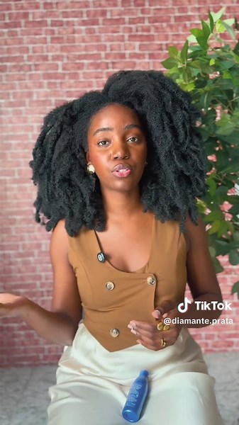 🥥✨ O óleo de coco é mais do que um ingrediente da sua cozinha; ele pode salvar seus cabelos dos danos mecânicos! 🙌🏾 Um estudo mostrou que ele é eficaz tanto para fios danificados quanto para os saudáveis. No vídeo, compartilho como usá-lo de maneira eficaz para evitar que seu cabelo sofra! 💇🏽‍♀️ Agradeço por seguir meu perfil! 😊✨ #oleodecoco #cabelosdanificados #angola🇦🇴portugal🇵🇹brasil🇧🇷 #dicasdecabelo