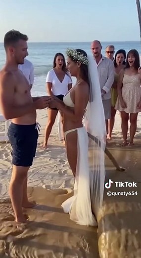 Bride's dress failed and the whole wedding went into panic mode 👰💍#microdrama #weddingtok #chaos #caughtoncamera #viralvideo