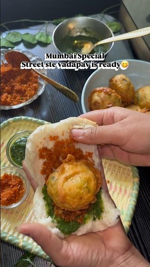 Mumbai Street Style Vada Pav | Crispy Batata Vada Recipe | Famous Mumbai Street Food #shorts #recipe