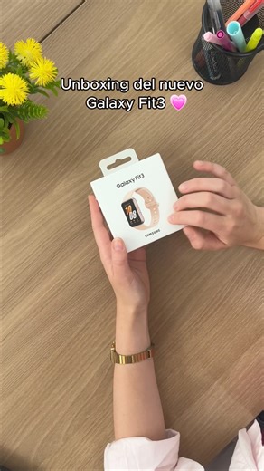 Si eres de los que no para y no te gusta que nada te detenga, ¡Galaxy Fit3 es para ti! ⚡​ ¿Te gustó en color Pink Gold? 😍​ ¡No esperes y ve a buscar el tuyo!​ Más información en https://samsung.com.bo | Samsung
