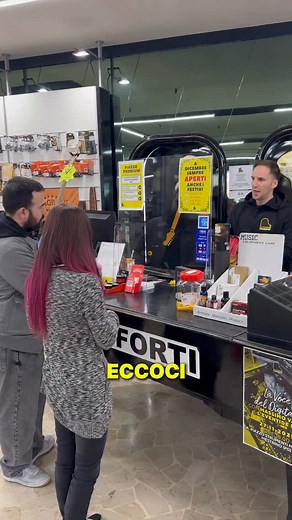 Quando si offre lei di pagare 💸 E fai di tutto per agevolarla 😂 #piazzostrumentimusicali #piazzostrumenti #ironia #pagalei #negoziodimusica | Piazzo Strumenti Musicali