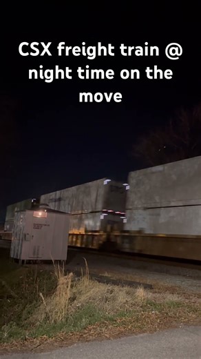 CSX Freight train @ night time on the move ……🚂💨💨💨