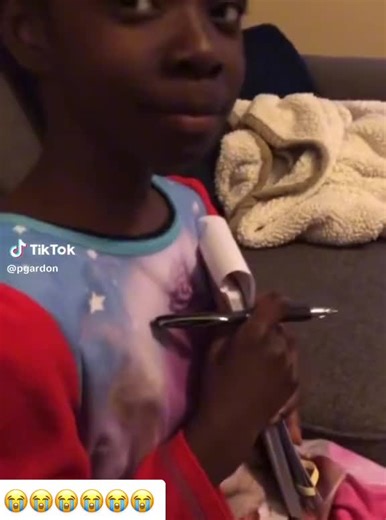 I HOLLLAARRRDDD!!! 😭😭😭😭😭 Is that Hyperpigmentation? #lol #funny #haha #kids #drawing