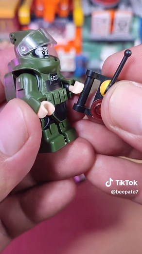 How to Build LEGO SWAT Bomb Squad | LEGO Speed Build Tutorial