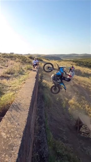 Pol Tarrés on Instagram: "Hombres siendo hombres 😎 Alguno más se siente identificado? 🫠 Men being men 😎 Anyone else relate? 🫠 #redbull #tarresstyle #yamaha #nolimits #adventure trail desert @yamaharacingcomofficial @yamahamotoreu @trece.racing_society @redbullesp @redbull @redbullmotorsport @revit_official @revit_adventure @amvassurance @amvsegurosenmoto @tractivesuspension_motorcycle @motocrosscenter @thewhoproject @mitasmoto @formaboots @ridekriega @outback_motortek @akrapovic @bregmotorsp
