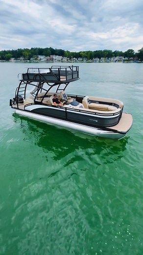 📣Pontoon Boat with Slide 🔈 The Solstice 270 RD is fully loaded for great times on the water. The double-decker pontoon comfortably seats up to 17 people, has plenty of storage, a pump to keep water flowing down the slide, and so much more! 🛝 | Harris Boats