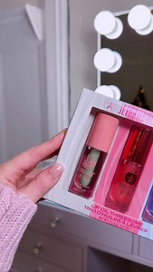 Grab the NEW Lip Oil Threesome Set 🫦💦 Our Lip Oils provide extreme hydration that melts into lips and leaves them looking plump, soft, and nourished! 💫⁠ ⁠ This #iconic Gift Set includes 3 Lip Oils ⤵️⁠ 🍉 Watermelon Wealth⁠ 🍎 Limited-Edition Candy Apple ⁠ ❄️ Wyoming Winter ⁠ ⁠ 📹️ @jordyalexaa_⁠ ⁠ ➡️ Limited Time Offer: 50% OFF Lip Oils & Lip Oil Threesome Set. Discount automatically applied. Offer valid online & in-store, ends 1/18/26 11:59pm pst. ⁠🛒🛍️⁠ ⁠ #jeffreestar #jeffreestarcosmetics