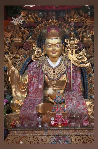 🌹DU SUM SANG GAY prayer for removing obstacles and fulfilling wishes.🌹 💐༄༅། །དུས་གསུམ་སངས་རྒྱས་གུ་རུ་རིན་པོ་ཆེ༔ DU SUM SANGAY GURU RIN PO CHE. Guru Rinpoche, Buddha of the three times, 💐དངོས་གྲུབ་ཀུན་བདག་བདེ་བ་ཆེན་པོའི་ཞབས༔ NYE DRUB KUN DAG DE WA CHEN POI SHAB. Dewa Chenpo, Lord of all accomplishments and great blissfulness, 💐བར་ཆད་ཀུན་སེལ་བདུད་འདུལ་དྲག་པོ་རྩལ༔ BAR CHED KUN SEL DUD DUL DRAG PO TSAL. Duddul Dragpo, Wrathful, mighty subduer of all negativities, Destroyer of all obstacles. 💐ག