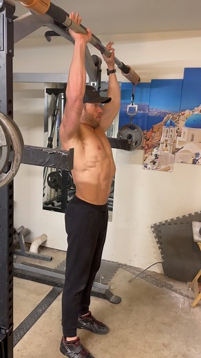 Mildly obsessed with the Earthquake Bar thanks to @getmaxmobility as I’ve been more and more focused on building stability in the weight room for both myself and my athletes. I love learning new tricks and finding new “toys” (such as this) to curiously explore new ways to keep trying to get just a little more stable, a little stronger, and little better. In my opinion, Earthquake Bar is the perfect name for this bar. Nailed how it feels to be moving weight with it. 👖: @tenthousand.cc recovery p