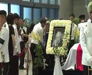 Former MP Chiam See Tong pays tribute to Mr Lee Kuan Yew at Parliament House and sends his condolences to PM Lee Hsien Loong. http://cna.asia/1yh72zg | CNA