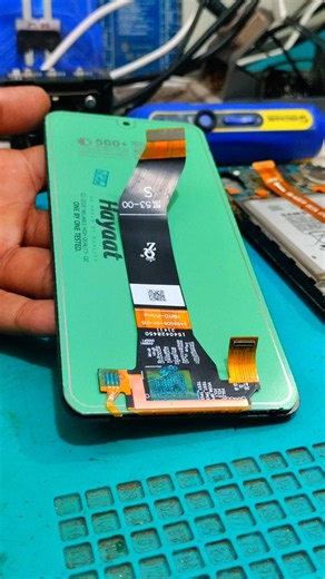 Often while doing this, the display gets damaged 🥲😰 #tech #Technology #mobilerepair