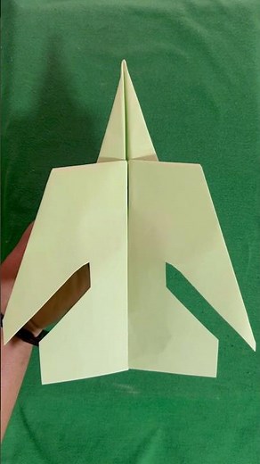 ✈️ World’s Fastest Paper Airplane – You Won’t Believe the Distance!